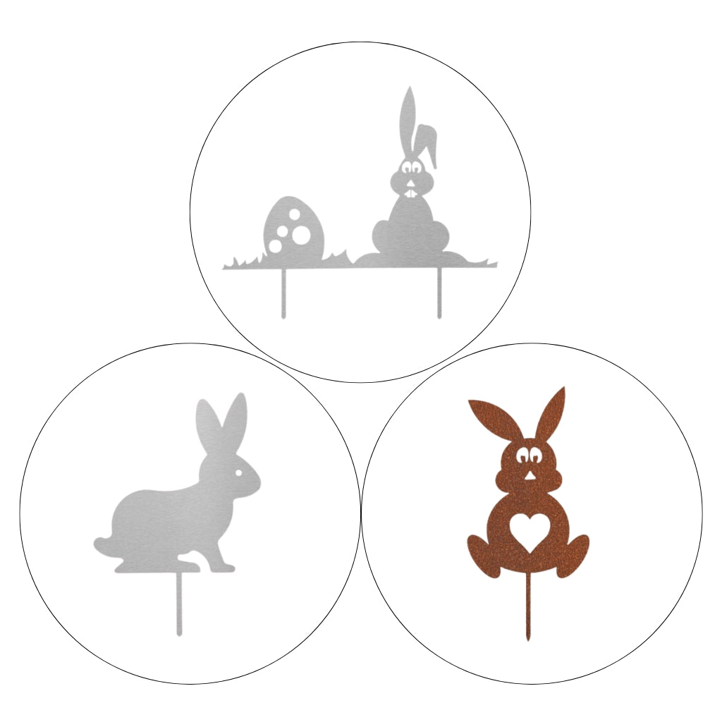 Set aus drei Oster-Gartensteckern von in Edelstahl und Cortenstahl, darunter ein stehender Hase, ein sitzender Hase mit Herz und ein Hase mit Osterei.