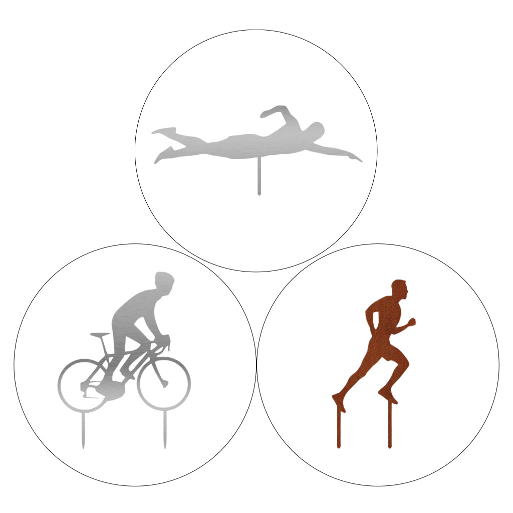 Gartenstecker-Set Triathlon: Radfahrer, Läufer und Schwimmer aus Cortenstahl und Edelstahl vor weiĂem Hintergrund.