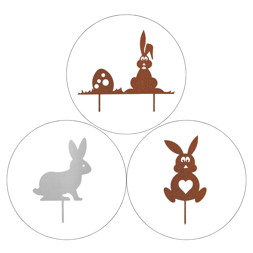 Drei Gartenstecker aus Cortenstahl und Edelstahl mit Osterhasen-Motiven: Ein sitzender Hase, ein Hase mit Herz und ein Hase neben einem Osterei. Perfekt geeignet für eine festliche Osterdekoration im Garten.