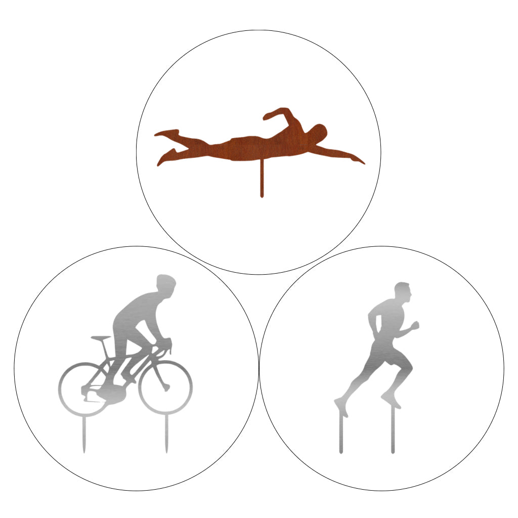 Gartenstecker-Set Triathlon aus Cortenstahl und Edelstahl, bestehend aus Schwimmer, Radfahrer und Läufer, vor weiĂem Hintergrund.