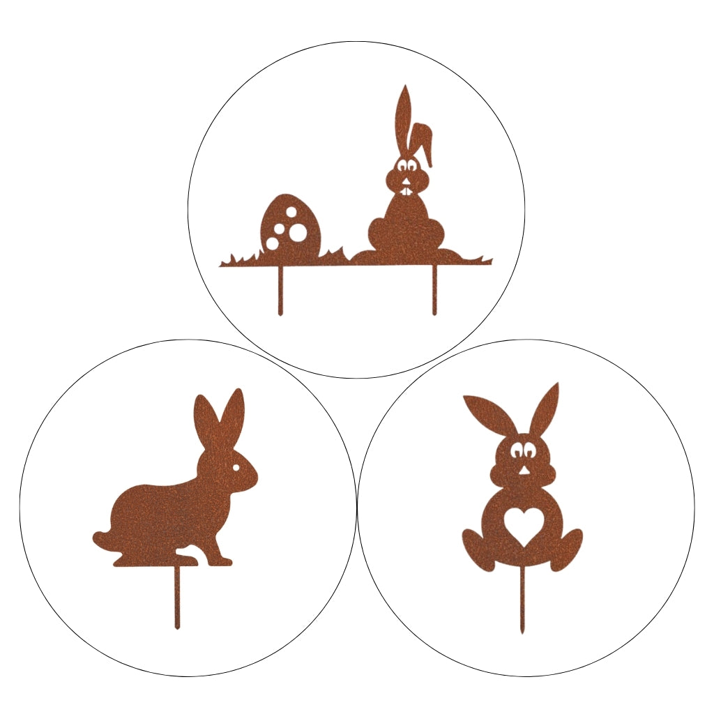 Gartenstecker-Set Ostern aus Cortenstahl, bestehend aus drei Motiven: Osterhase mit Herz, sitzender Osterhase, und Osterhase mit Osterei. Hochwertige und dekorative Elemente für die Osterdekoration im Garten.