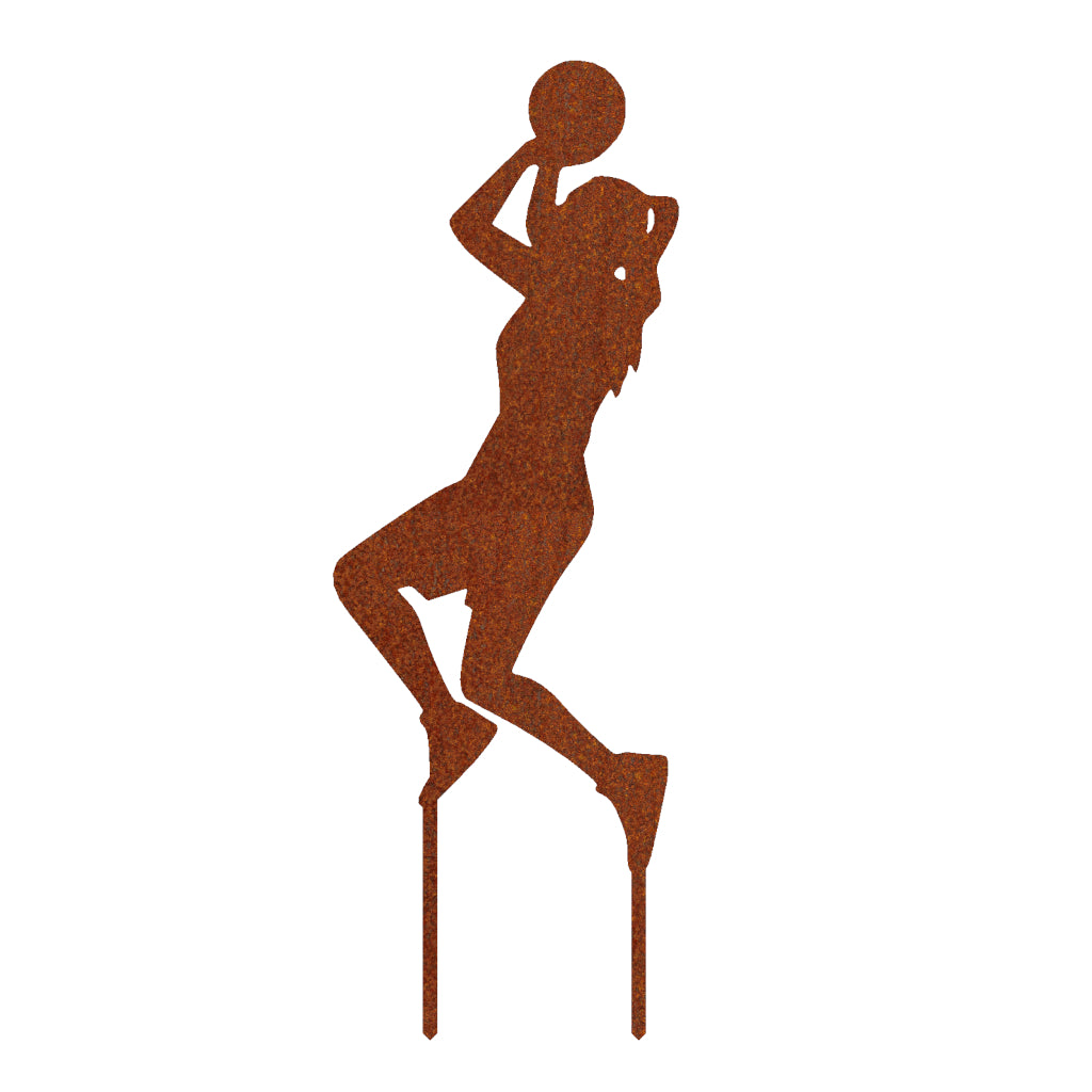 Gartenstecker Basketballerin aus Cortenstahl in dynamischer Pose, ideal zur Dekoration im Garten, Maße: 58,7 x 20,2 cm.