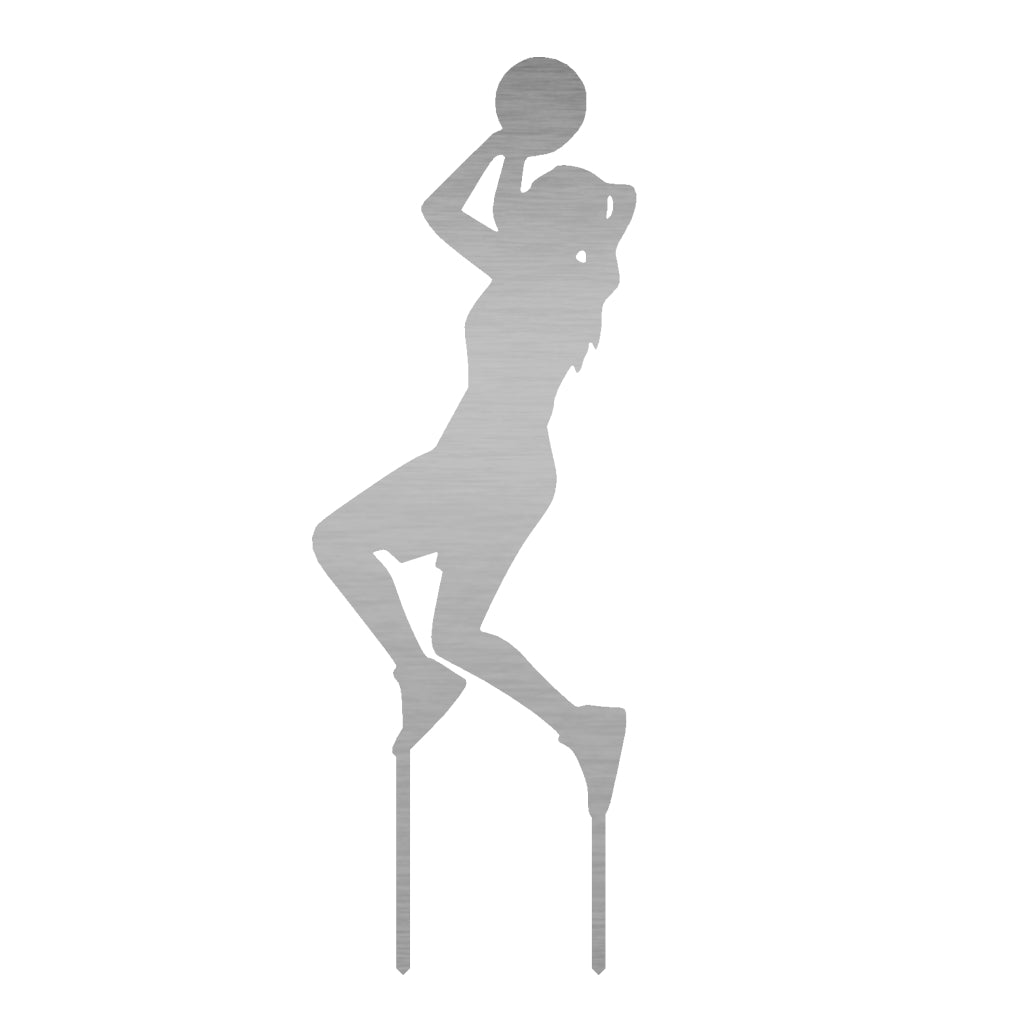 Gartenstecker Basketballerin in dynamischer Pose aus Edelstahl.