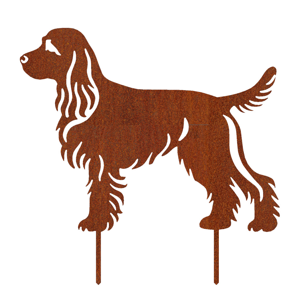Gartenstecker Cocker Spaniel aus rostigem Cortenstahl, stilisierte Hundefigur mit charakteristischen langen Ohren und buschigem Fell, auf zwei Erdspießen montiert, für dekorative Gartengestaltung