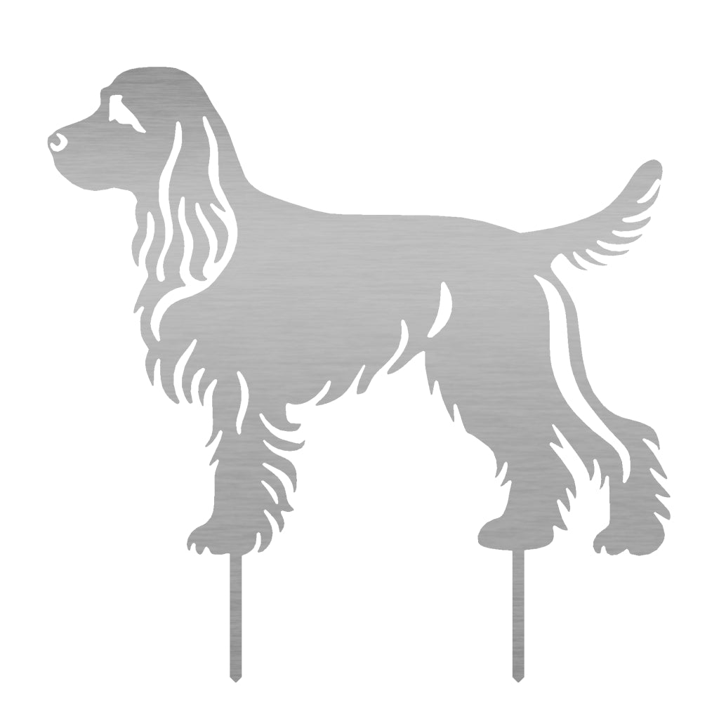 Gartenstecker Cocker Spaniel aus Metall, stilisierte Hundefigur mit charakteristischen Schlappohren und welliger Fellstruktur, auf zwei Erdspießen montiert, elegante Silhouette für Gartendekoration