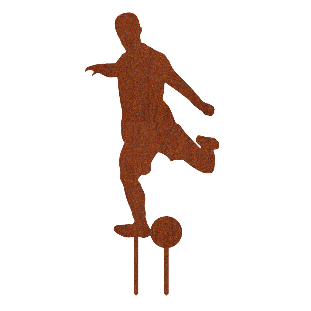 Gartenstecker in Form eines Fußballspielers in dynamischer Pose, erhältlich in Cortenstahl mit rustikaler Patina oder Edelstahl mit moderner, glänzender Oberfläche. Maße: 59,6 x 28,3 cm, Materialstärke: 2 mm. Perfekte Dekoration für den Garten, die Leidenschaft und Energie des Fußballs vermittelt.