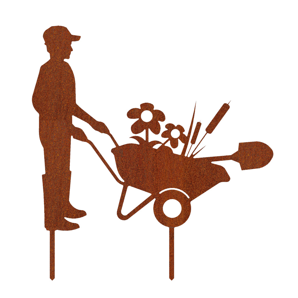 Metallischer Gartenstecker Gärtner aus Cortenstahl mit Schubkarre, gefüllt mit Blumen und Gartengeräten, ideal für Gartenliebhaber und Pflanzenfreunde. Abmessungen: 49,5 x 47 cm, Materialstärke: 2 mm. Verfügbar bei ihrem Gartenbedarfshändler.