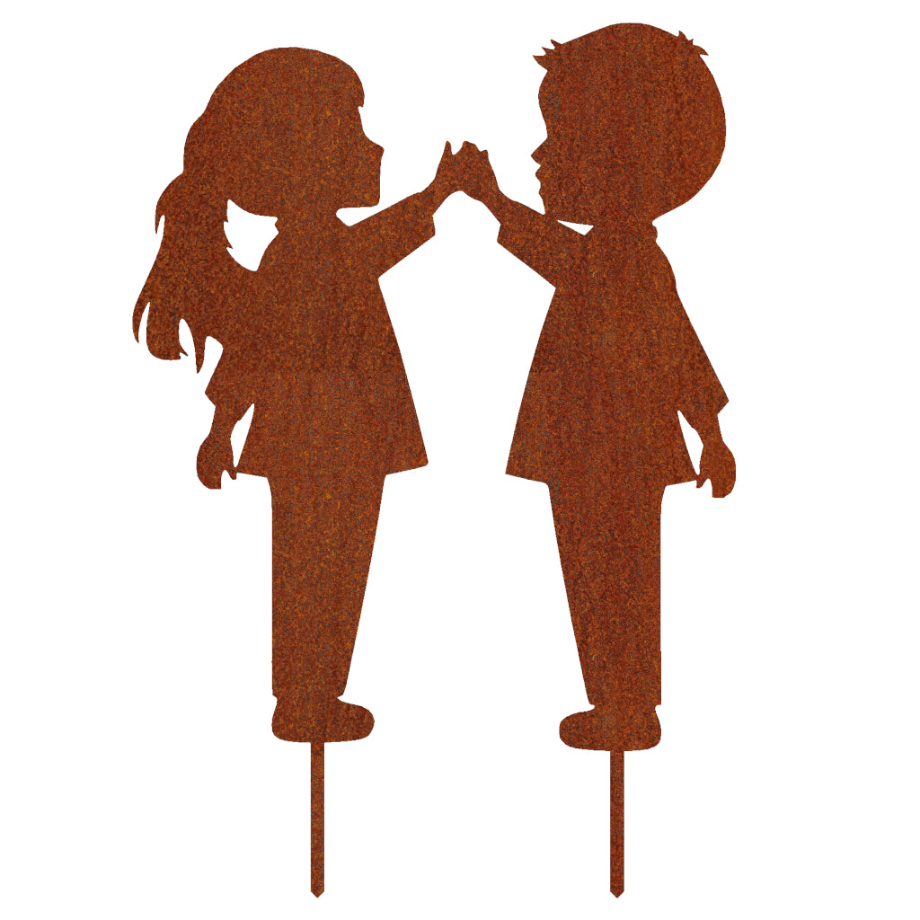 Kinder-Gartenstecker aus Cortenstahl mit zwei spielenden Figuren, die lebendige Energie und Freude ausstrahlen, ideal für die Garten Dekoration.