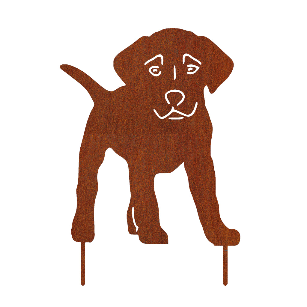 Gartenstecker aus Cortenstahl in Form eines Labrador-Welpen. Stilisierte Darstellung mit einfachen Linien für Augen und Nase. Der Welpe steht aufrecht mit geradem Schwanz. Zwei Bodenstifte am unteren Rand zur Befestigung im Garten.