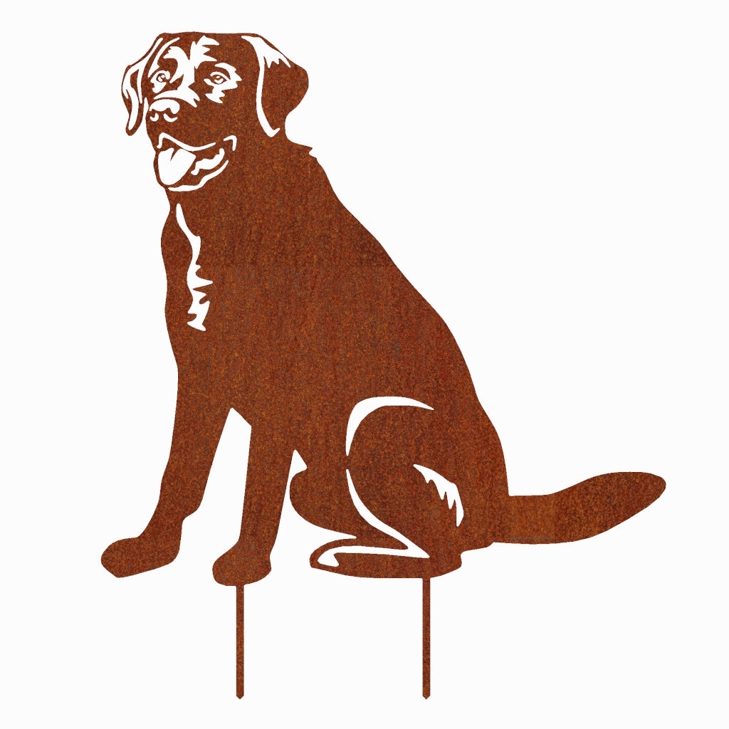 Gartenstecker Labrador sitzend aus Cortenstahl, rostbraune Silhouette eines freundlichen Hundes mit offenem Maul und wedelndem Schwanz, stilvolle Gartendekoration für Hundeliebhaber