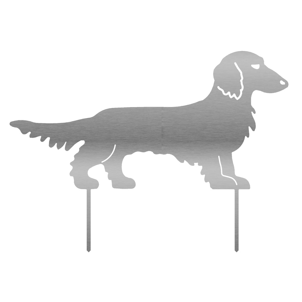 Metall-Gartenstecker in Form eines Langhaardackels, erhältlich in Edelstahl oder Cortenstahl, ideal für stilvolle Gartengestaltung.