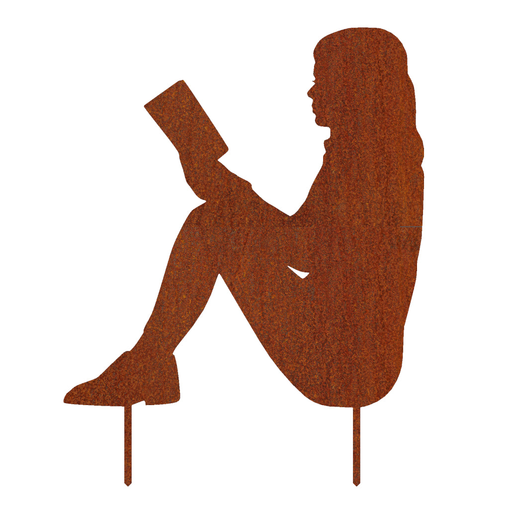 Gartenstecker Lesende Frau aus Cortenstahl, Silhouette einer sitzenden Frau mit Buch, rustikale Gartendekoration für entspannte Atmosphäre, 58,5 x 45,9 cm, Edelrost-Optik, ideale Gartenkunst für Leseecken und Blumenbeete