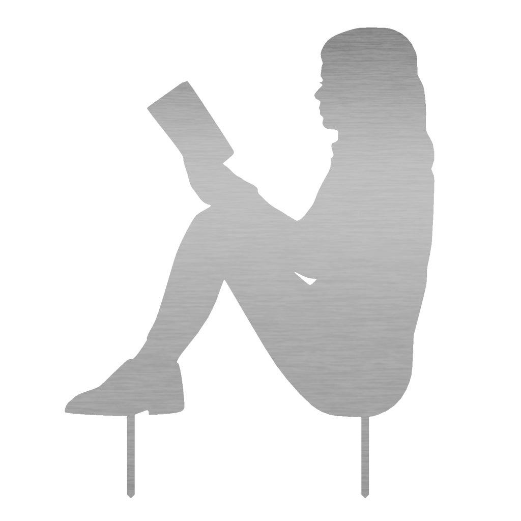 Gartenstecker Silhouette einer lesenden Frau aus Metall, sitzend mit Buch, elegante Gartendekoration für entspannte Atmosphäre, verfügbar in Cortenstahl oder Edelstahl