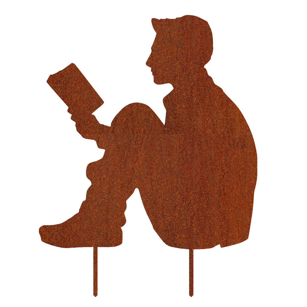 Gartenstecker aus Cortenstahl zeigt Silhouette eines sitzenden Mannes, der ein Buch liest. Rostfarbene Dekofigur für den Garten, 59,1 x 45,8 cm groß, mit Erdspießen zur Befestigung. Elegantes Design für Literaturliebhaber und Gartenenthusiasten.