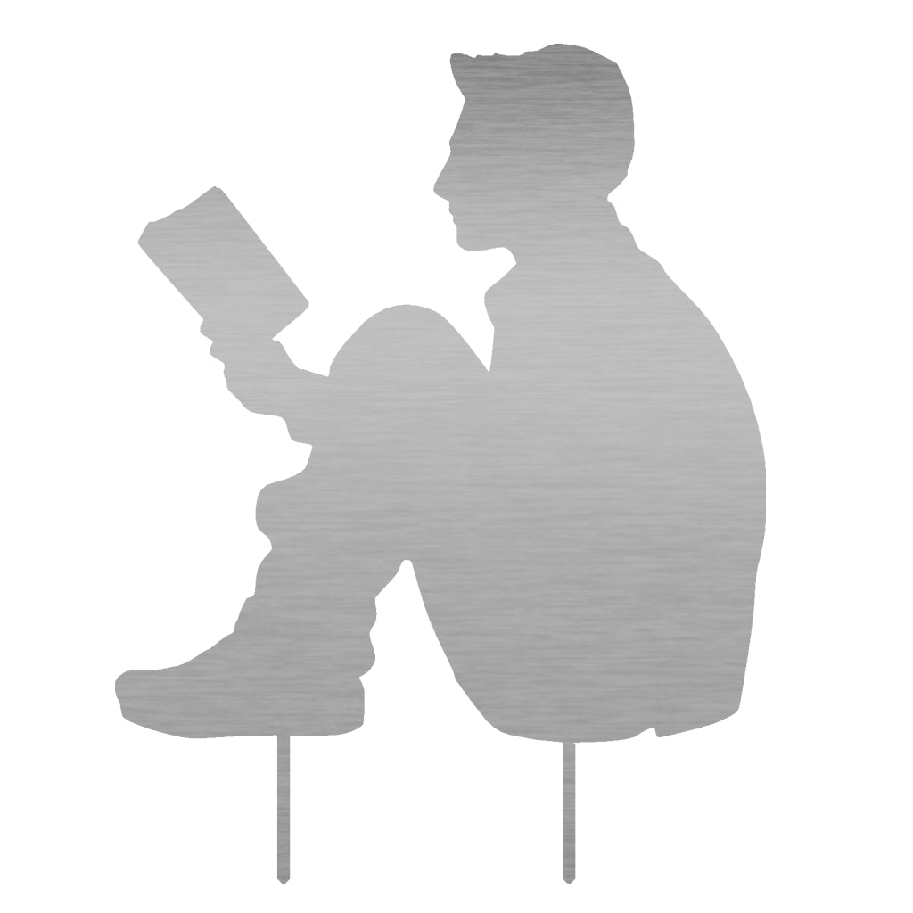 Gartenstecker Lesender Mann: Silhouette eines sitzenden Mannes mit Buch, aus Metall gefertigt. Elegantes Dekoelement für Gärten, symbolisiert Ruhe und Entspannung. Verfügbar in Cortenstahl oder Edelstahl, bringt literarische Atmosphäre in den Außenbereich.