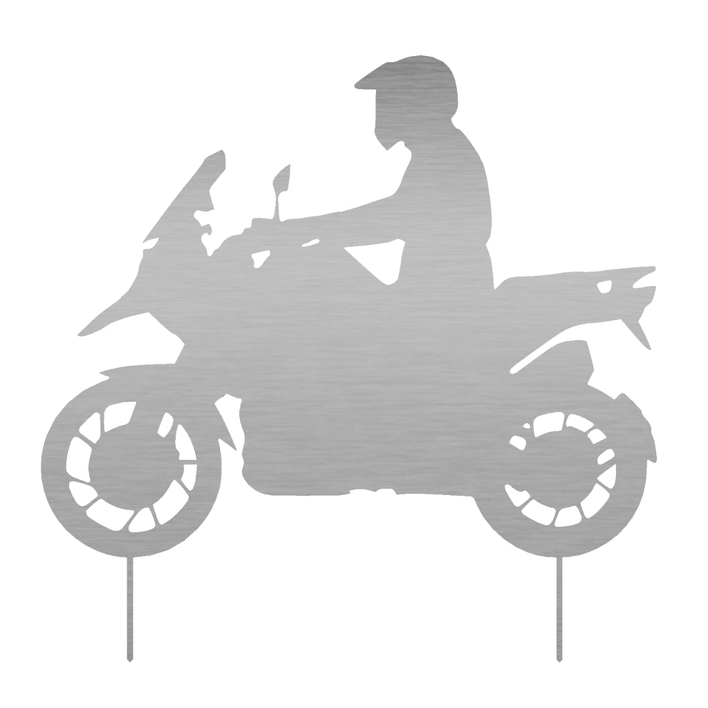 Metallfarbener Gartenstecker in der Form eines Motorradfahrers, perfekt für den Außenbereich, erhältlich in Cortenstahl oder Edelstahl von wetterfest-richter.