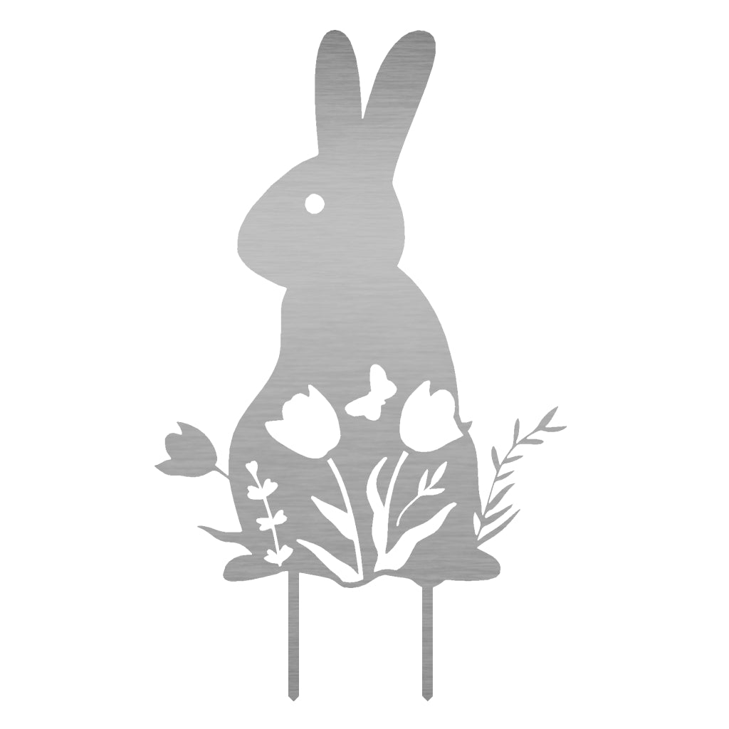 Gartenstecker Osterhase aus Edelstahl umgeben von Blumen, perfekte Osterdekoration für den Garten.