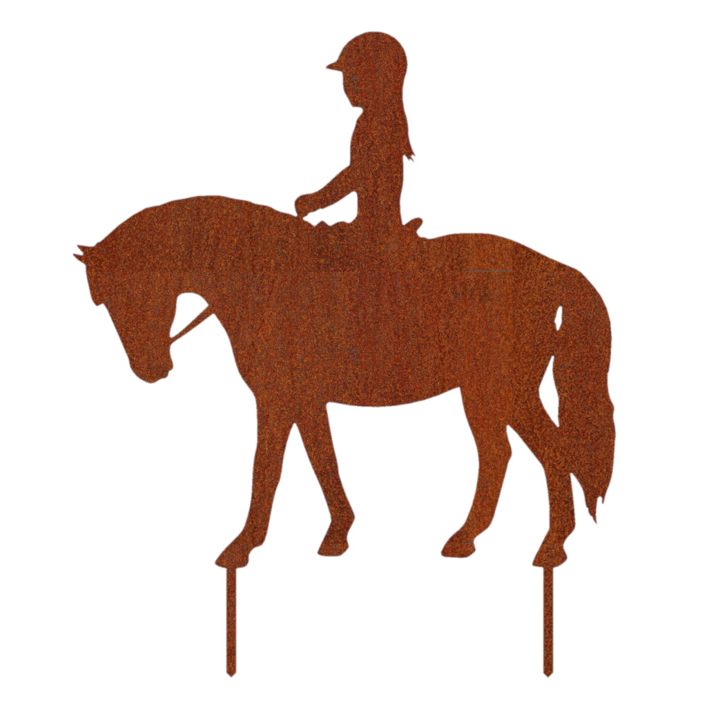 Rostfarbener Gartenstecker aus Cortenstahl, der eine Silhouette eines Reiters auf einem Pferd zeigt. Die Figur sitzt aufrecht im Sattel, während das Pferd ruhig steht. Ein dekoratives Element für Gärten und Außenbereiche, das die Freude am Reiten symbolisiert.