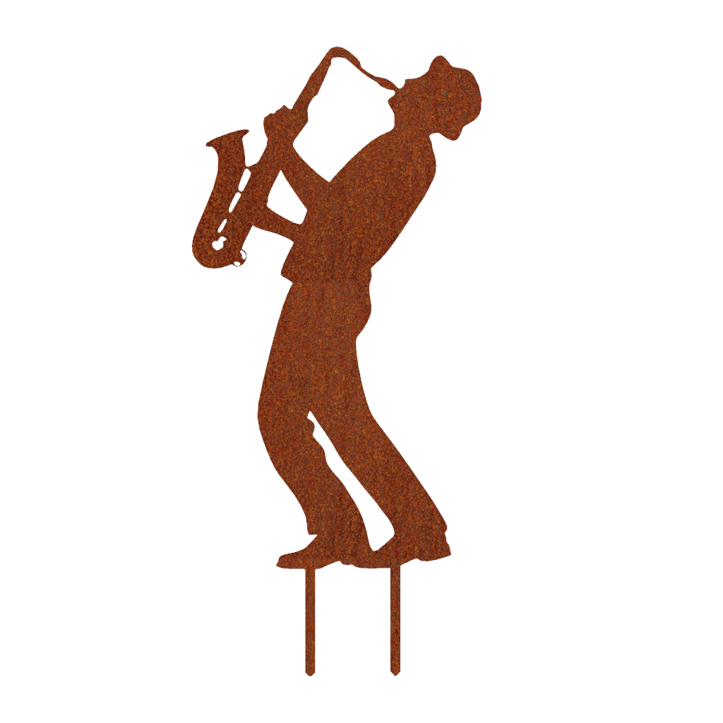 Rostiger Gartenstecker eines Saxophonisten aus Cortenstahl von Gartenstecker Saxophonist, der die elegante Note eines Live-Jazz-Abends in den Garten bringt.