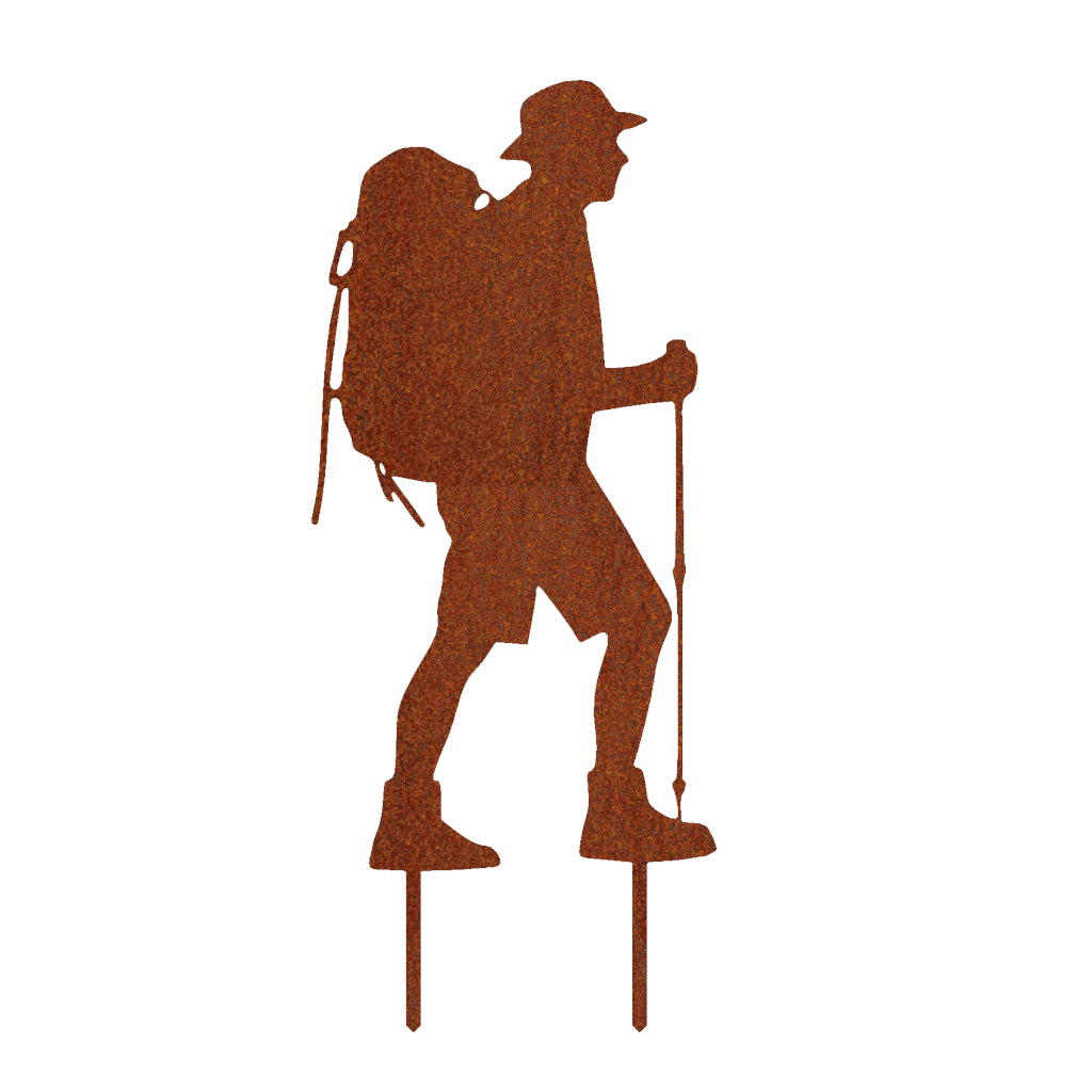 Gartenstecker Wanderer aus Cortenstahl in Rostoptik, der einen Wanderer mit Rucksack und Wanderstock darstellt.
