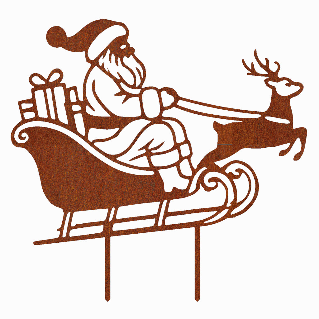 Gartenstecker aus Cortenstahl zeigt Weihnachtsmann im Schlitten mit Rentier und Geschenk. Filigrane Silhouette mit festlicher Atmosphäre für winterliche Gartendekoration. Rustikaler Charme durch Edelrost-Optik.