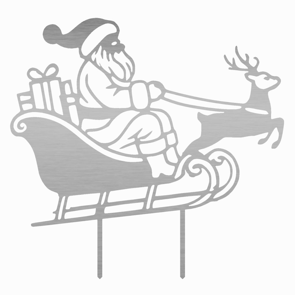 Gartenstecker mit stilisiertem Weihnachtsmann auf Schlitten, gezogen von einem Rentier. Geschenke im Schlitten. Filigrane Metallarbeit für festliche Gartendekoration. Erhältlich in Cortenstahl oder Edelstahl für langlebige winterliche Atmosphäre im Außenbereich.