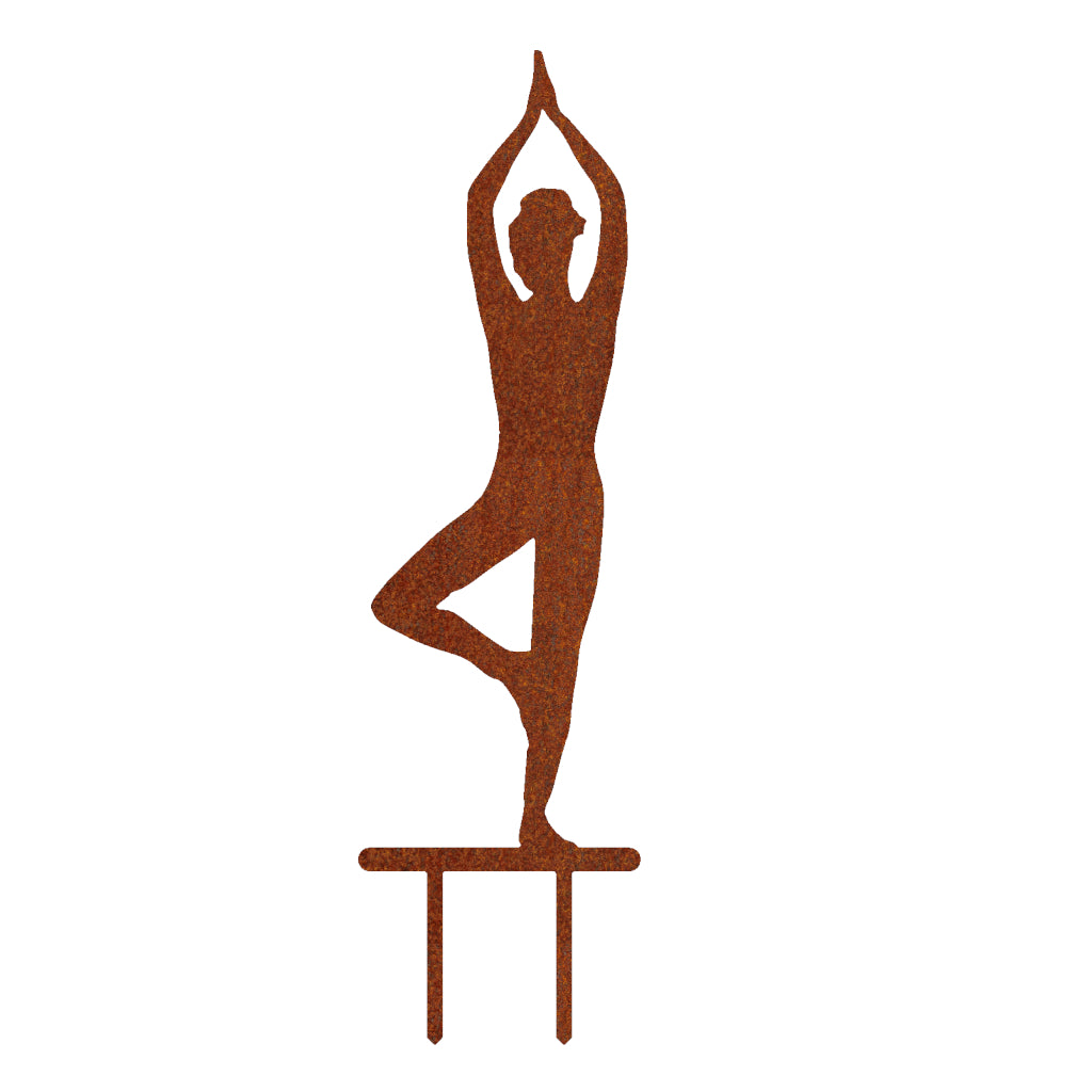 Gartenstecker Yoga Baum aus rostigem Cortenstahl in der Form einer Person in der Yoga-Baum-Pose, symbolisiert Balance und Harmonie im Garten.
