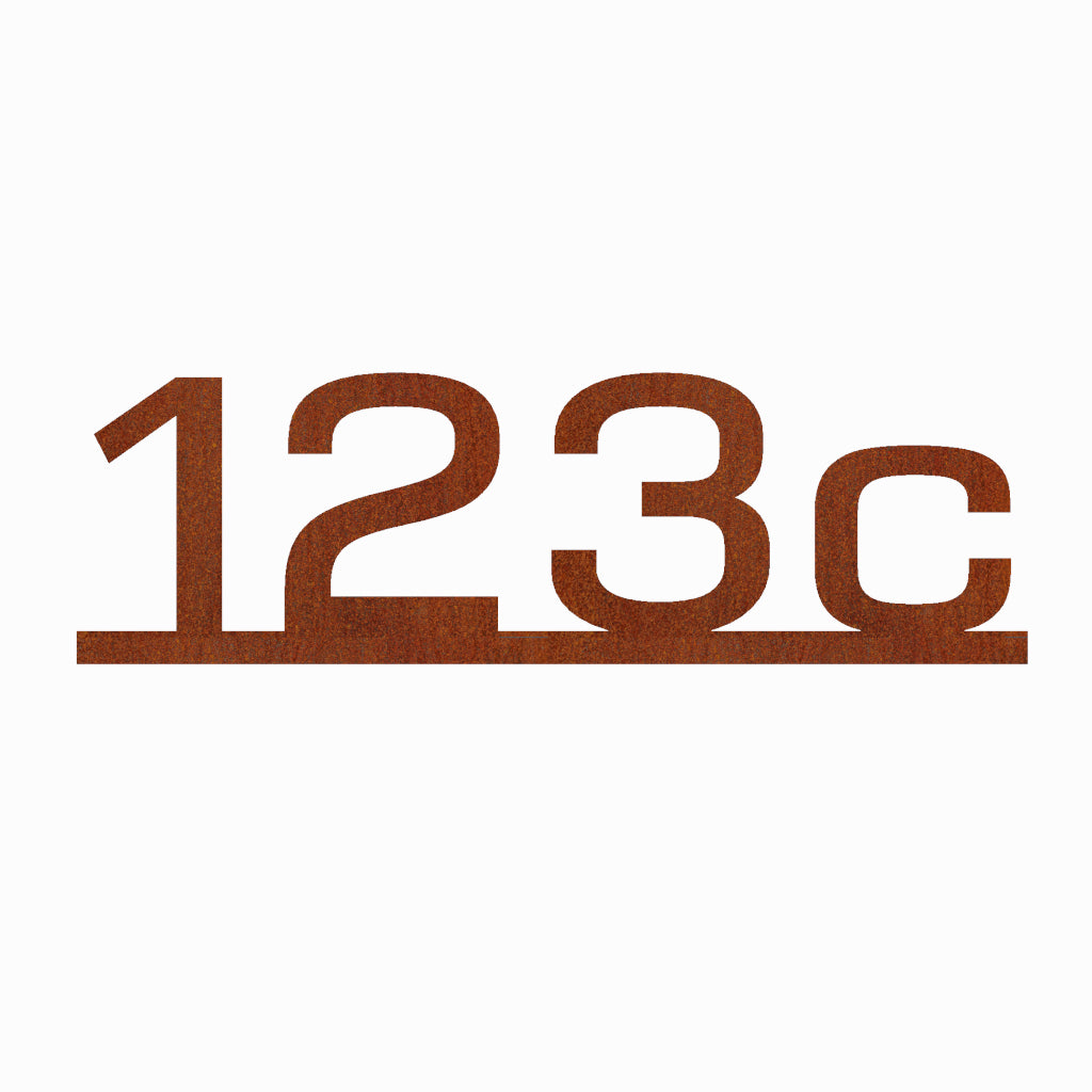 Moderne Hausnummer 123c aus Cortenstahl mit rustikaler Edelrost-Optik, elegant geschnitten und auf weißem Hintergrund präsentiert, ideal für individuelles Hausdesign