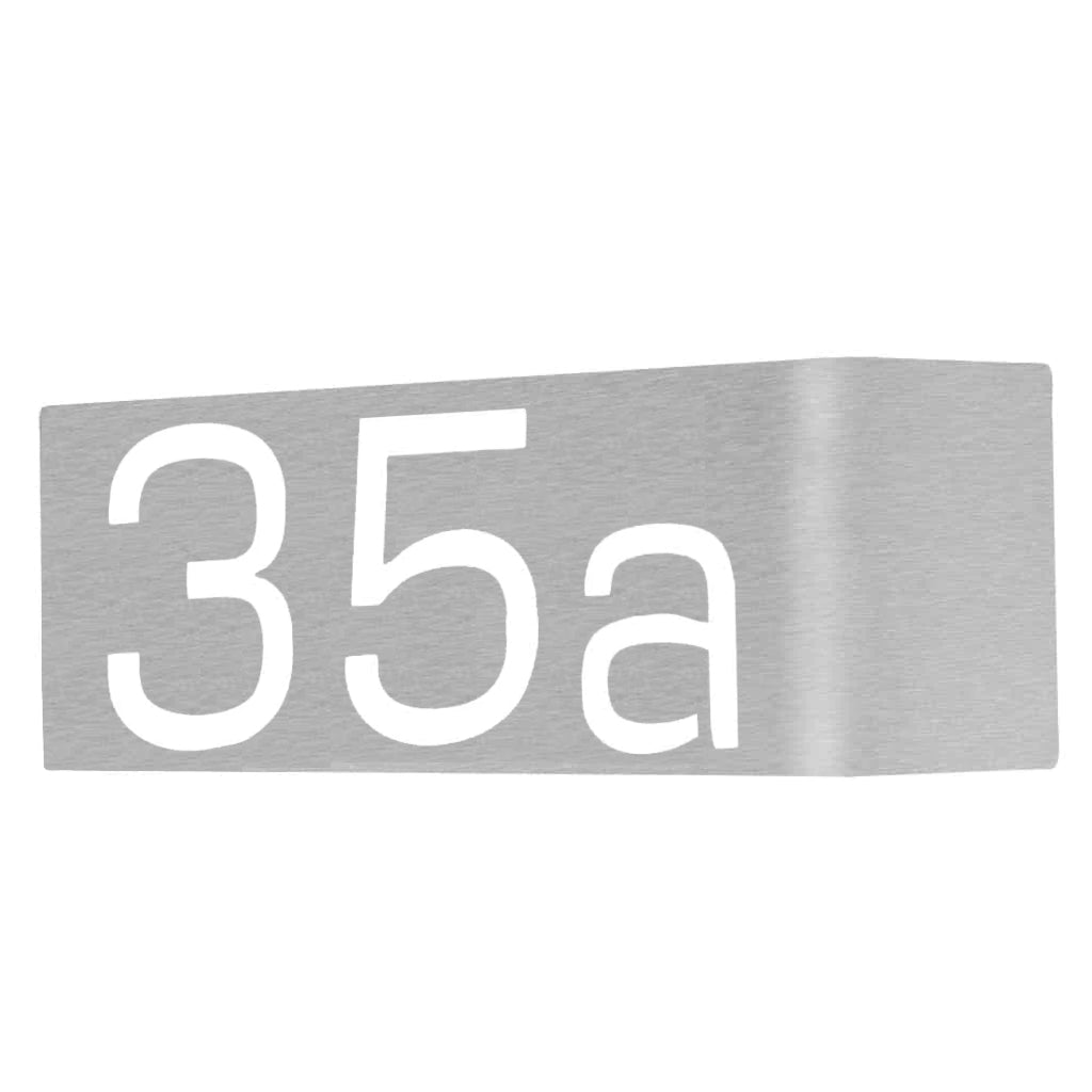 Gekantete Hausnummer aus Edelstahl in modernem Design mit der Zahl 35a, hochwertige Verarbeitung, ideal für den Eingangsbereich.