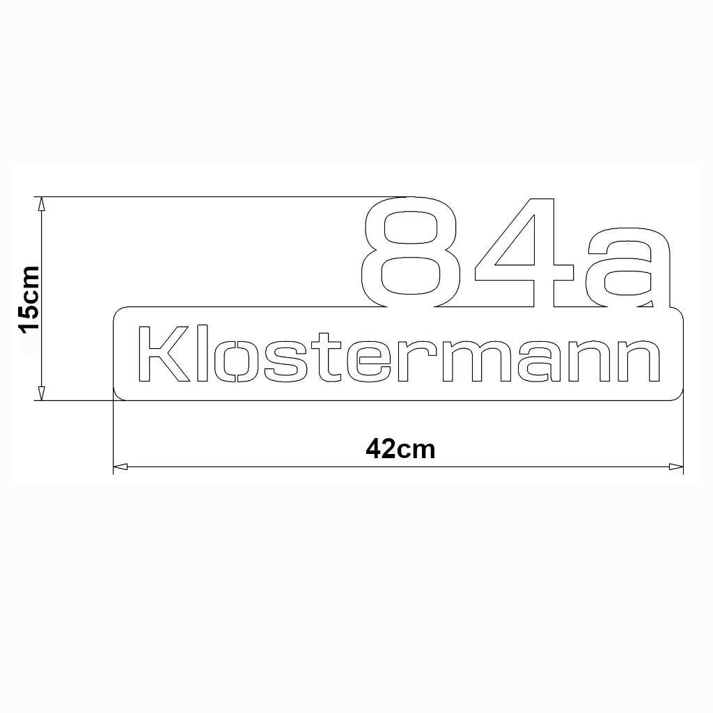 Personalisierte Hausnummer und Name aus Edelstahl oder Cortenstahl, 15 cm hoch und 42 cm breit, mit der Nummer 84a und dem Nachnamen Klostermann in moderner Schriftart