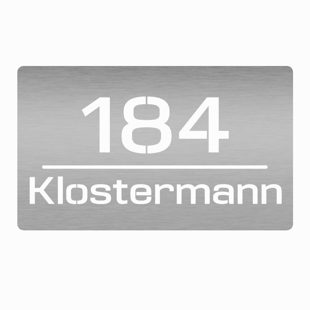 Moderne Hausnummer und Namensschild aus Edelstahl mit der Nummer 184 und dem Nachnamen Klostermann in klarem, minimalistischem Design auf grauem Hintergrund