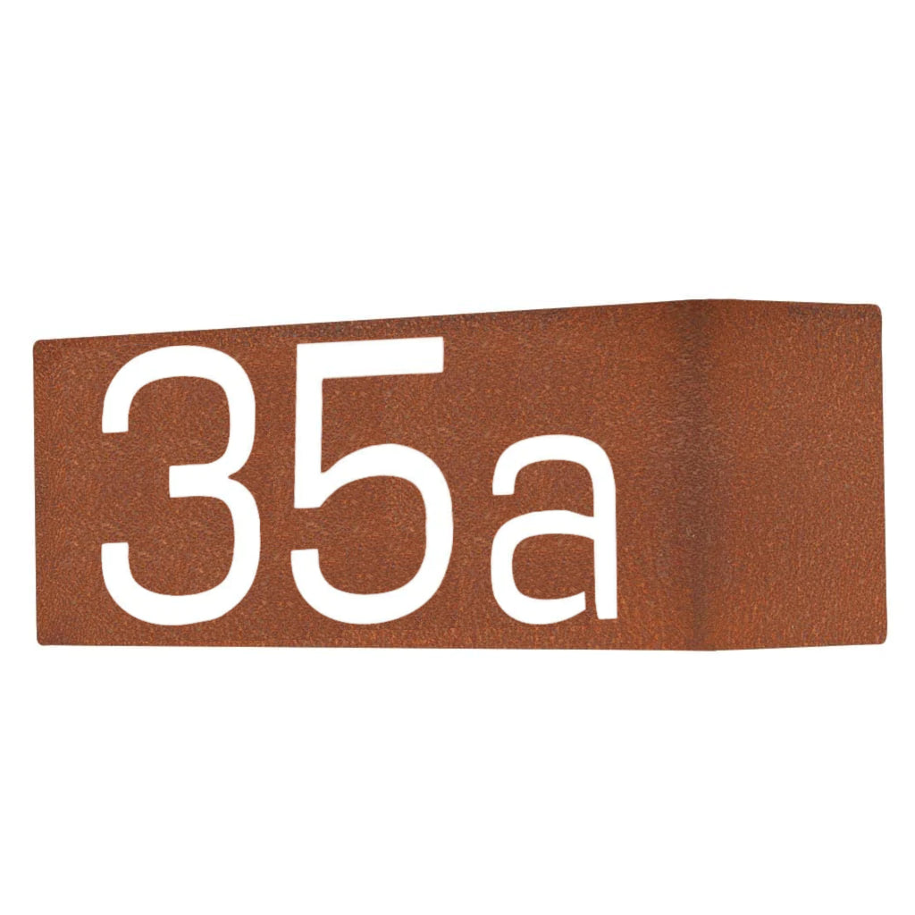Gekantete Hausnummer 35a aus Cortenstahl, rechteckige Form mit weißer Beschriftung.