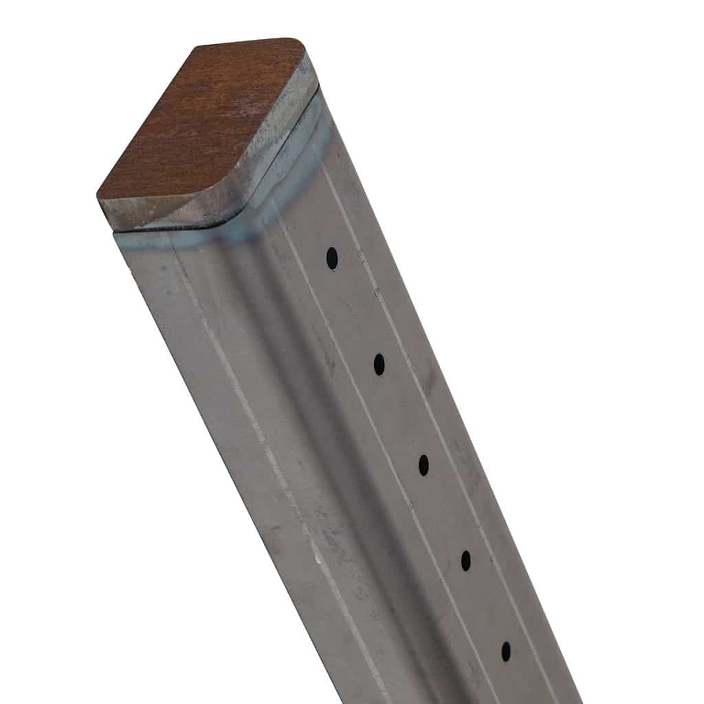 Hochsitzholmverankerung aus robustem Stahl mit verschweißter Schlagplatte, Seitenansicht.