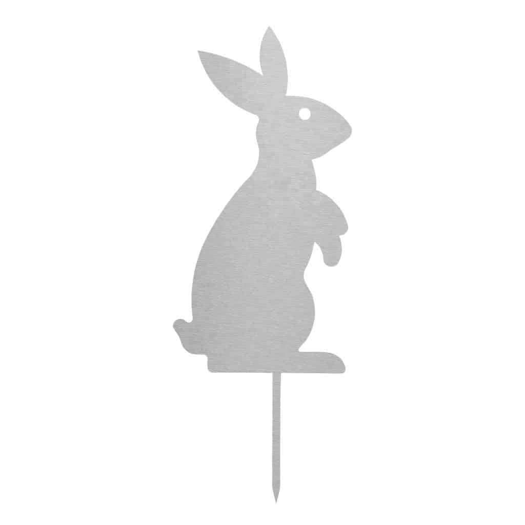 Gartenstecker Osterhase stehend aus Edelstahl mit einer Höhe von 54,5 cm und einer Breite von 20,1 cm inklusive Erdspieße, präsentiert in zeitloser Eleganz und glänzenden Konturen.