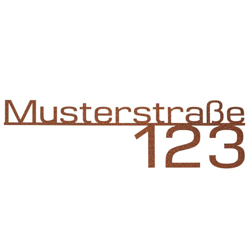 Straße mit Hausnummer "Musterstraße 123" aus Cortenstahl mit Edelrost-Optik auf weißem Hintergrund