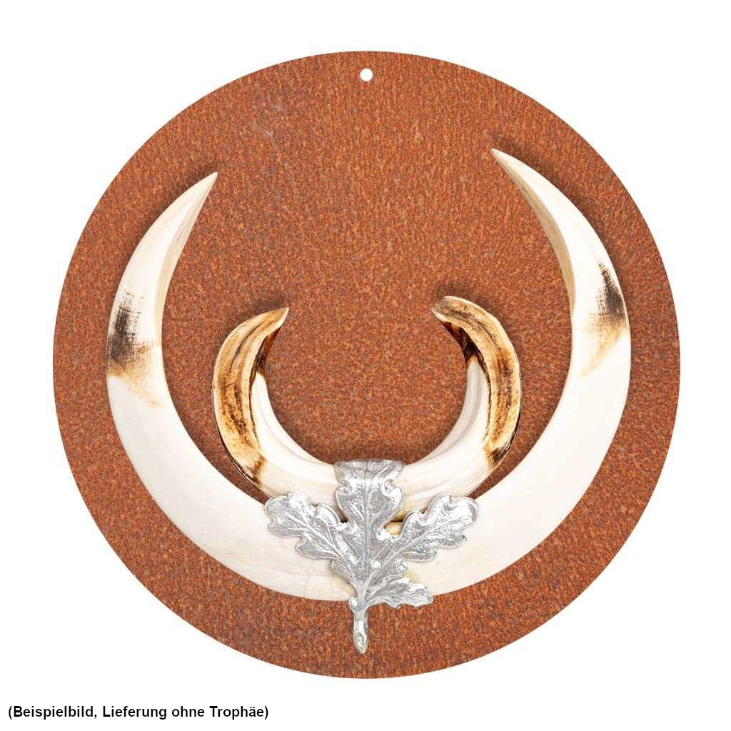 Keilerbrett aus Cortenstahl mit Edelrost-Patina, rundes Design mit montierten Wildschweinhauern, darunter ein silbernes Blattdekor.