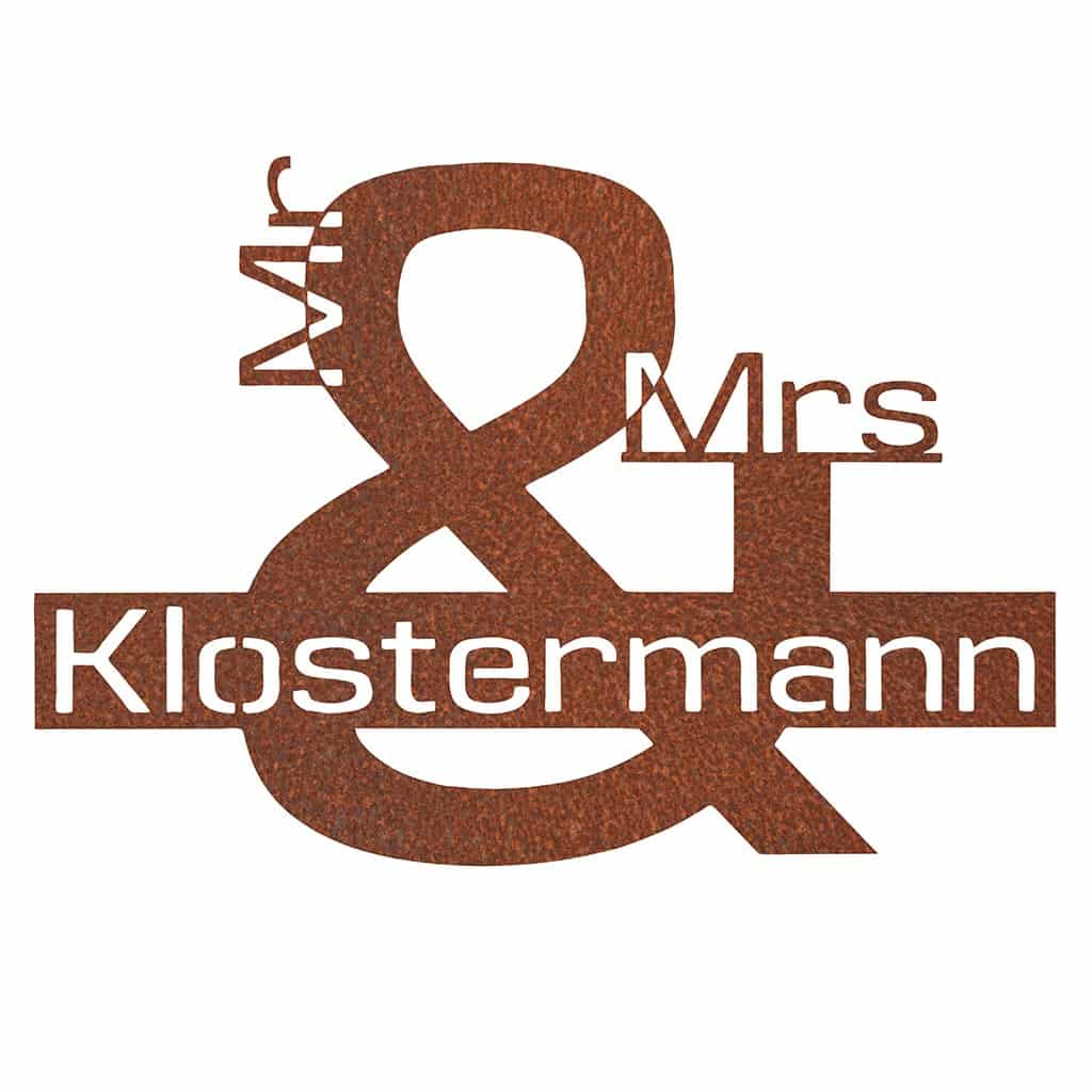 Personalisiertes Namensschild "Mr. & Mrs." in Cortenstahl mit dem Nachnamen "Klostermann" als Dekoration, 36,1 x 25,1 cm.