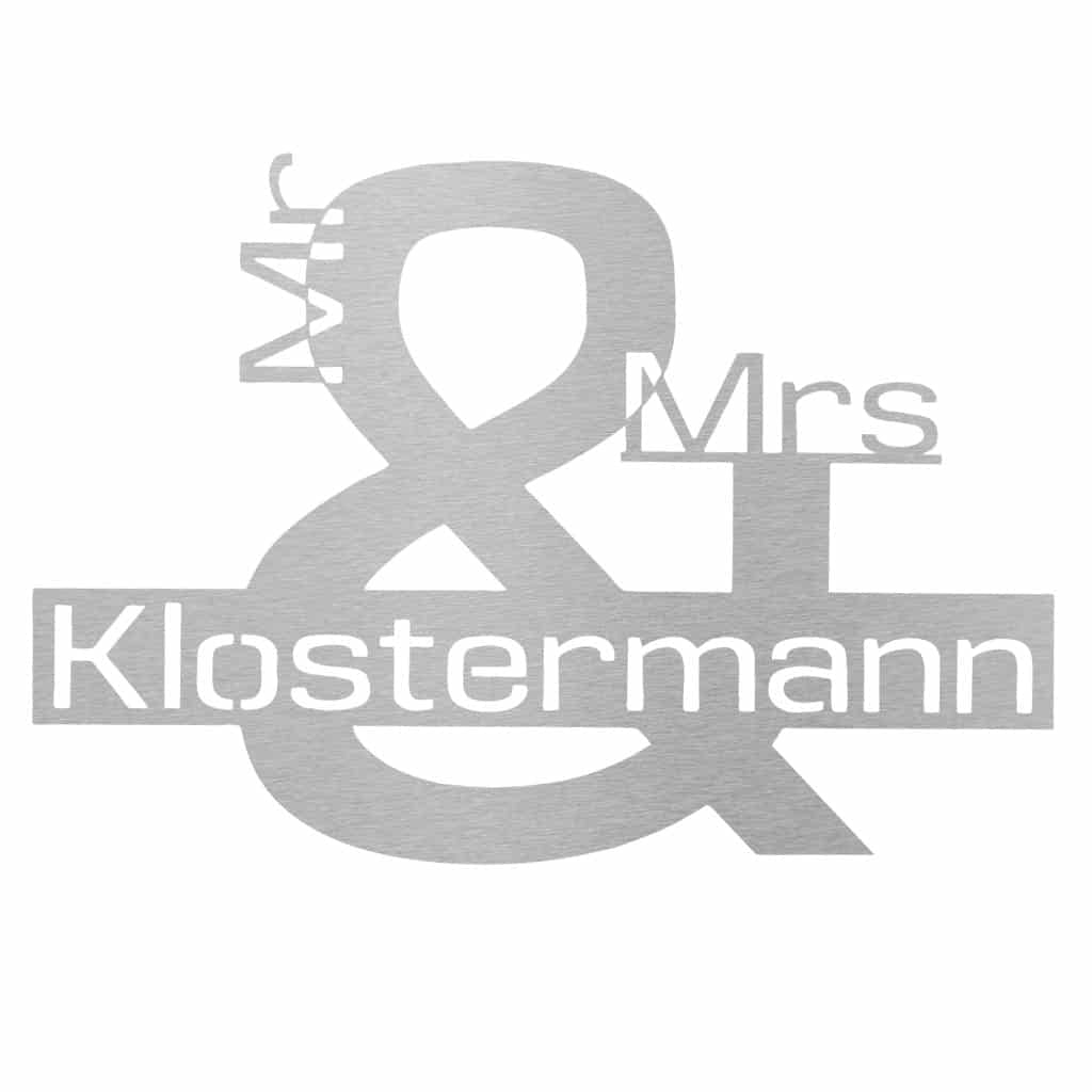 Personalisiertes Namensschild "Mr. & Mrs." aus Edelstahl mit dem Nachnamen "Klostermann" auf elegantem Design für stilvolle Heimdekoration und dauerhafte Erinnerung.