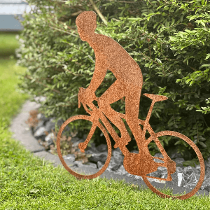 Gartenstecker Rost mit dem Motiv eines Radfahrers im Rasen eingesteckt
